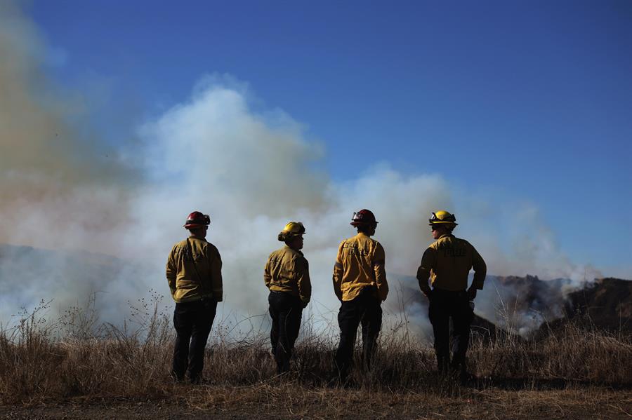 Cientos de presos arriesgan sus vidas por 10 dólares al día combatiendo incendios en Los Ángeles