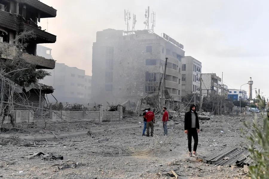Un bombardeo israelí derrumba por completo un edificio residencial en el sur de Beirut