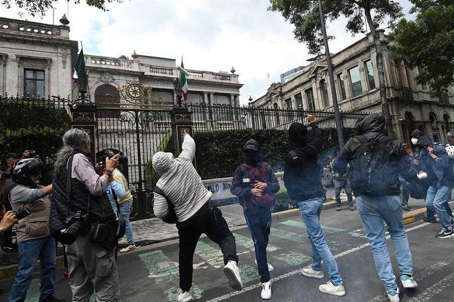 Activistas de Ayotzinapa lanzan explosivos a la Secretaría de Gobernación