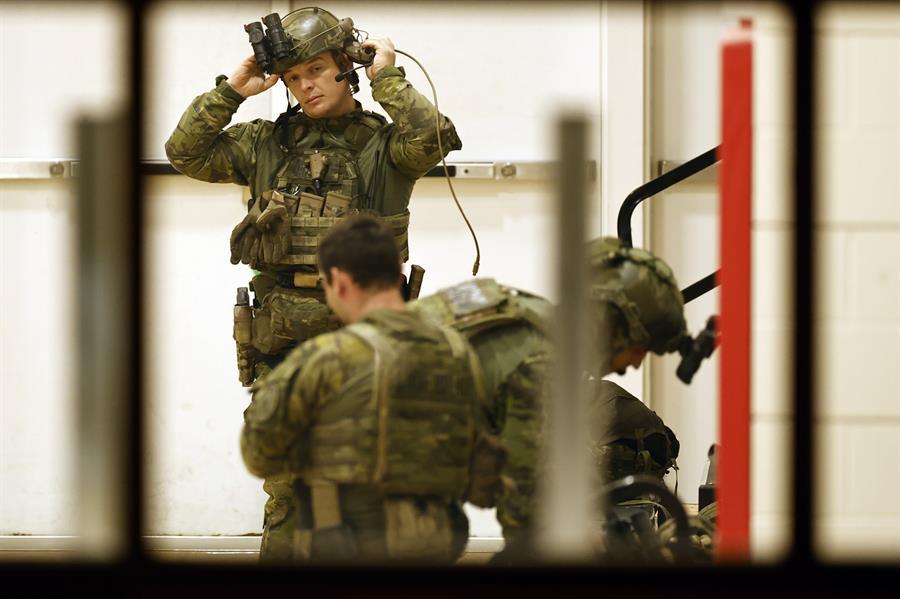 Los agentes de policía acudieron de inmediato a la escuela tras los reportes del tiroteo.