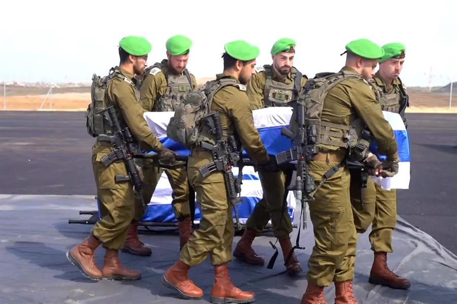 Hamás entrega los ataúdes con los cuerpos de cuatro rehenes israelíes