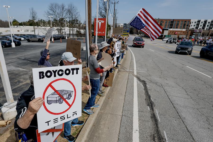 Masivas protestas y violentos ataques contra Tesla y Musk