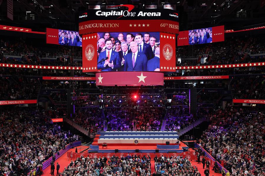 El presidente electo de EE.UU., Donald Trump (d) durante su toma de posesión en Washington (EE.UU.).