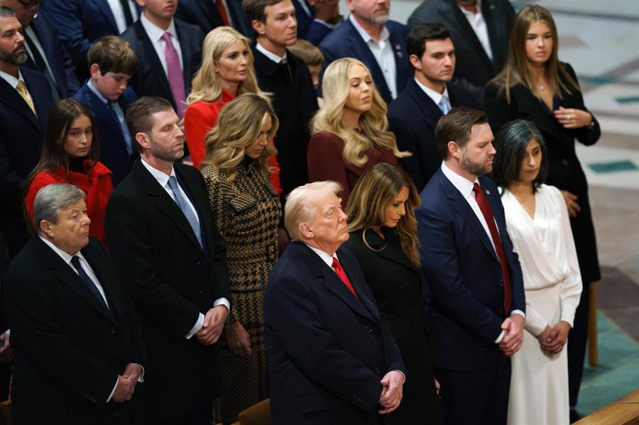 Trump comienza su primer día en el poder con una misa en la catedral de Washington