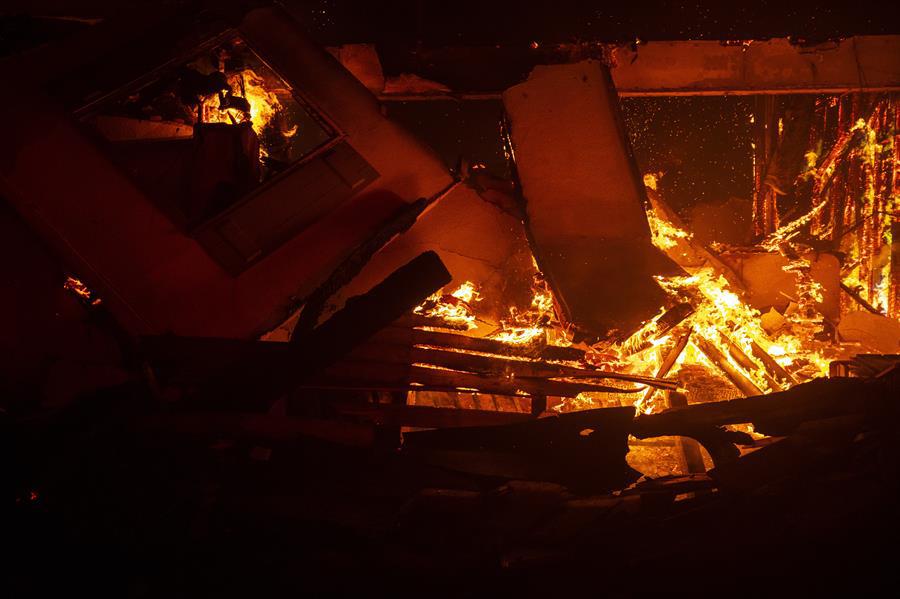 Incendio consume decenas de casas en California mientras sequía no da tregua