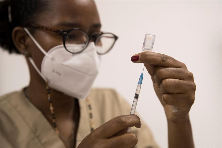 OMS recomienda el uso generalizado de la primera vacuna contra la malaria para niños