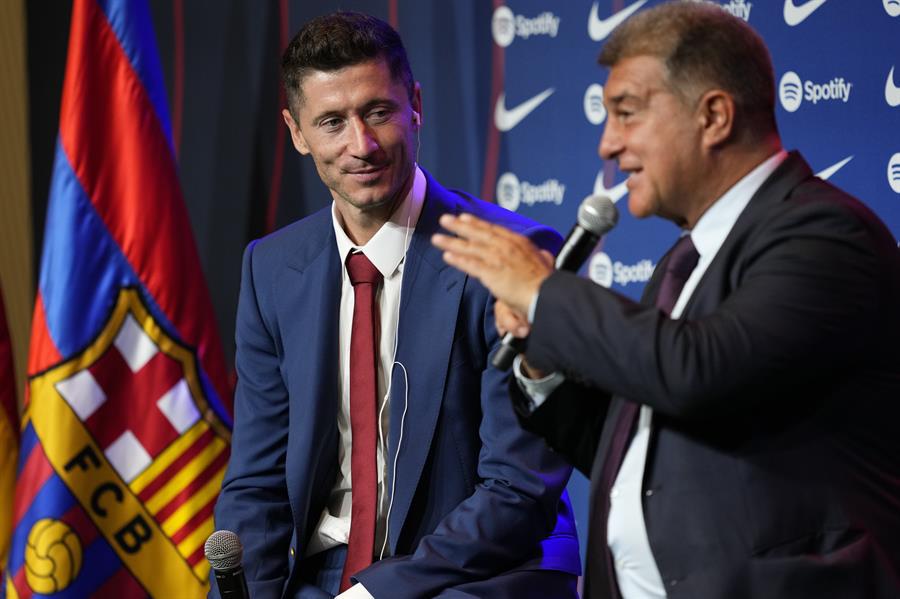 Laporta durante la presentación de Lewandowski en el Camp Nou.