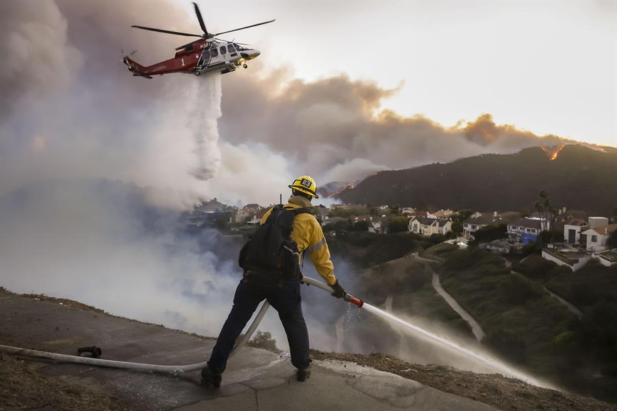 Los incendios en Los Ángeles fuerzan la evacuación de 80,000 personas y dejan dos muertos