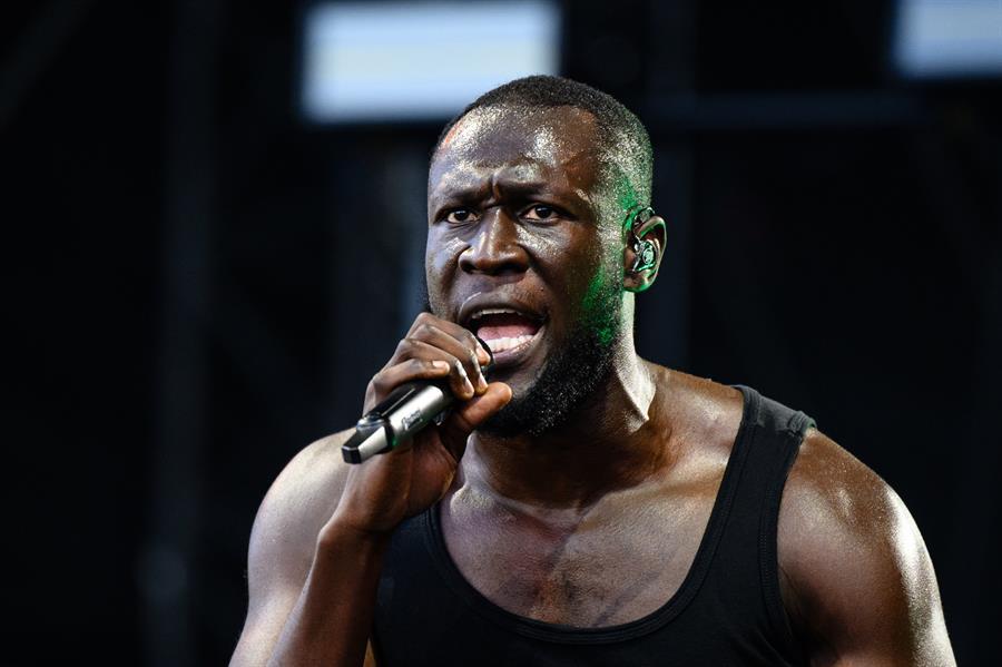 Stormzy no podrá conducir por haber usado el móvil al volante