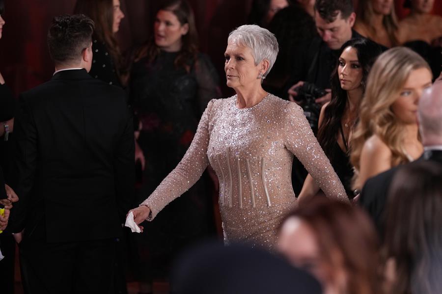 Jamie Lee Curtis celebra por lo alto su primer Emmy por ‘The Bear’