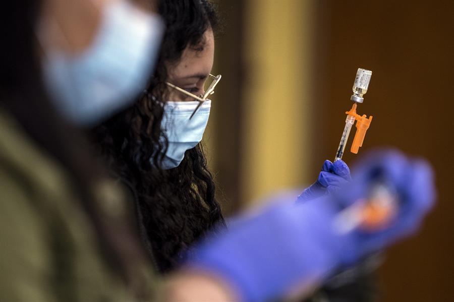 Bajan los nuevos casos de covid-19 en EEUU, pero aumentan en algunos estados