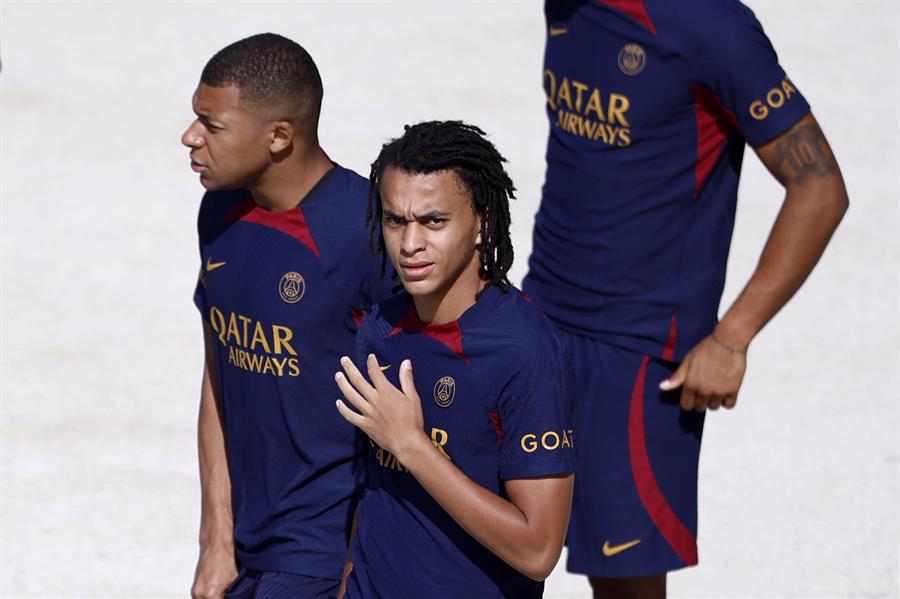 Mbappé junto a su hermano Ethan en los entrenamientos del PSG.