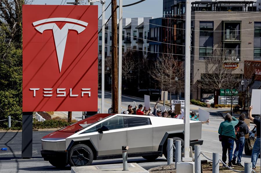 Masivas protestas y violentos ataques contra Tesla y Musk