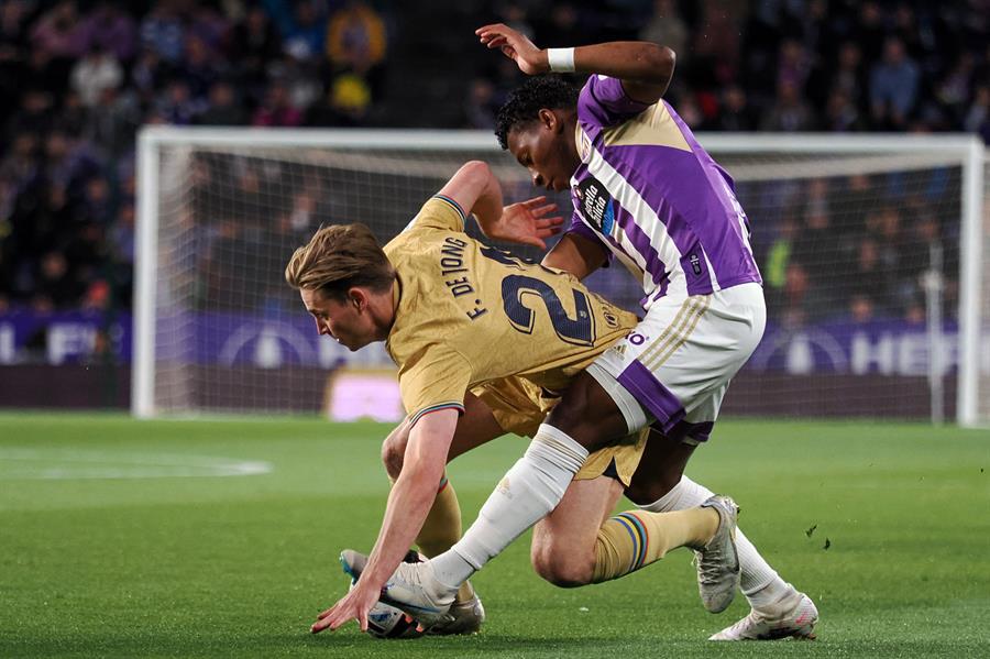 El Barcelona no pudo despertar y al finalizar el primer tiempo ya caía por 2-0.