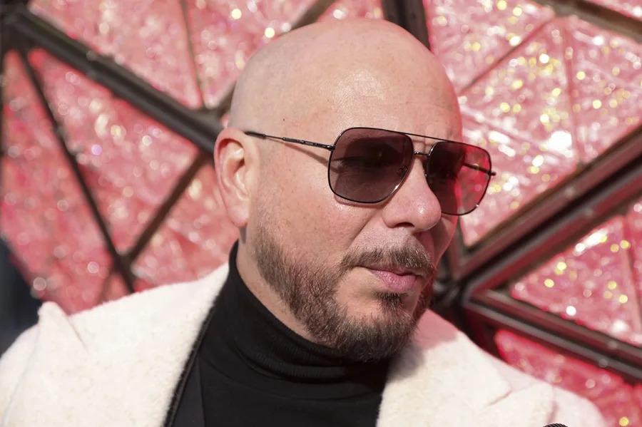 Miles de calvos convierten un concierto de Pitbull en un récord mundial Guinness