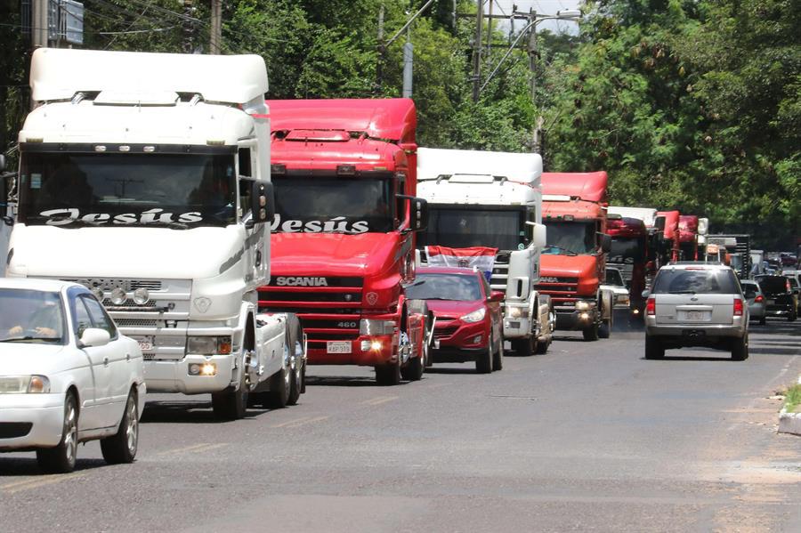 Camioneros amenazan con “cerrar” Paraguay para presionar baja de combustibles