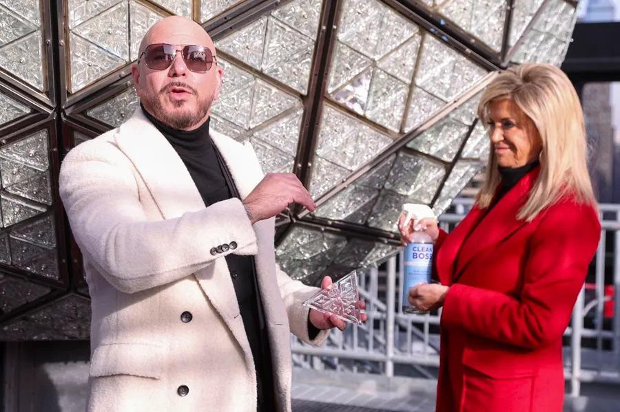 Miles de calvos convierten un concierto de Pitbull en un récord mundial Guinness