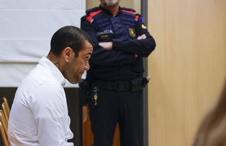 “Dani Alves ha recurrido al padre de Neymar para pagar la fianza para salir en libertad, según han confirmado”, informo La Vanguardia de España.