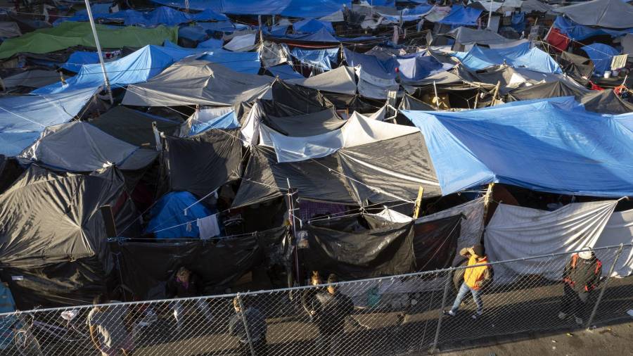 $!El campamento de migrantes en Tijuana donde miles de familias esperan resolución a su solicitud de asilo.