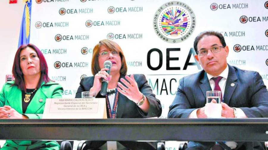 $!(L to R) Colombian lawyer Martha Ladino, the spokeswoman of the Mission to Support the Fight against Corruption and Impunity in Honduras (MACCIH), Ana Maria Calderon, and International Judge Marco Antonio Villeda Sandoval deliver a press conference in Tegucigalpa, on June 13, 2018. The OAS mission presented a request before the Supreme Court of Justice, against 38 members of President Juan Orlando Hernandez' government, for alleged crimes of 'authority abuse, fraud, embezzlement, money laundering, forgery and use of public documents' / AFP PHOTO / ORLANDO SIERRA