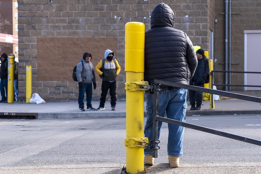 Inmigrantes salen a ganarse la vida pese al miedo a las redadas en Nueva York