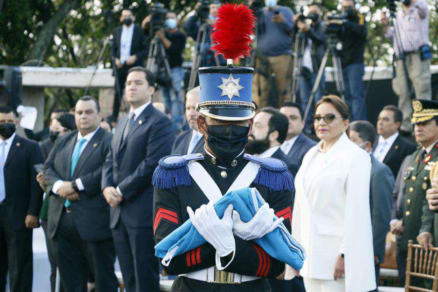 Interpretación del himno causa controversia en inicio de fiestas patrias