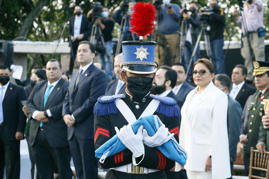 Interpretación del himno causa controversia en inicio de fiestas patrias
