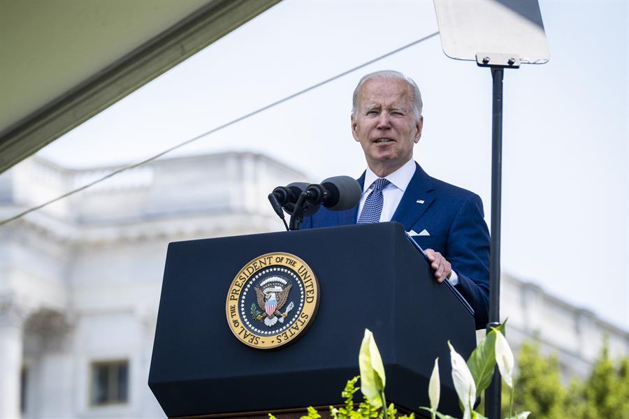 Biden llama a enfrentar el “odio” tras tiroteo en Búfalo que dejó 10 muertos
