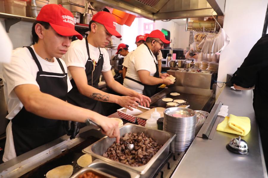 Dua Lipa abre la “Taquería Dua” en Ciudad de México