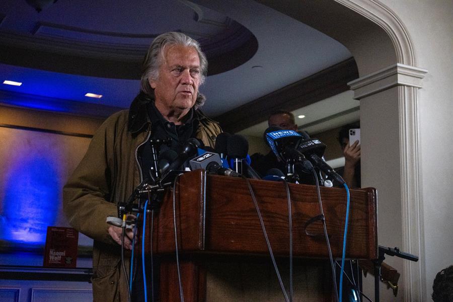 Steve Bannon se define como “preso político de Kamala Harris” tras salir de la cárcel