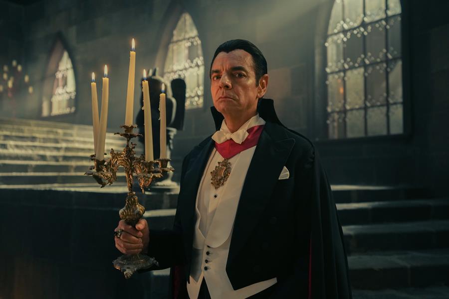 Eugenio Derbez vuelve a la comedia en español con la serie ‘Y llegaron de noche’