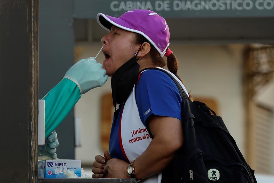 Salvadoreños abarrotan la capital por pruebas covid en medio de alza de casos