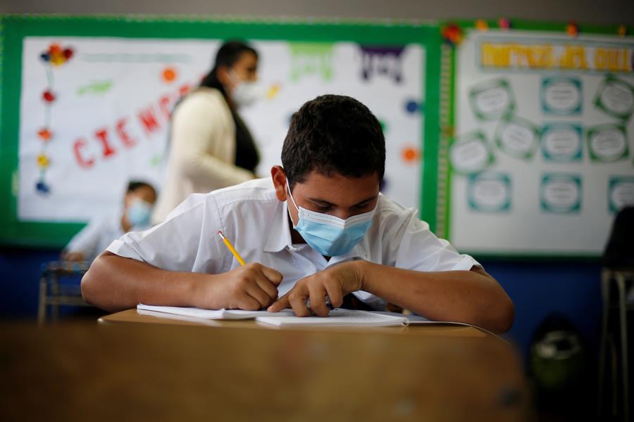 El Salvador inaugura el año escolar en el sector público en medio del alza de covid
