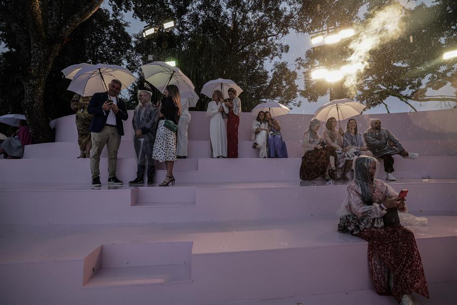 La lluvia que cayó antes de la presentación inundó buena parte del escenario.