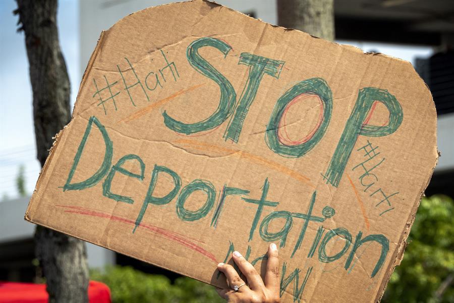 Exigen a Biden detener las deportaciones de haitianos