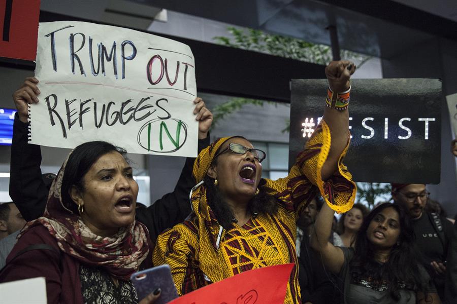 Trump cancela viajes de refugiados ya aprobados para su reubicación en EE.UU.