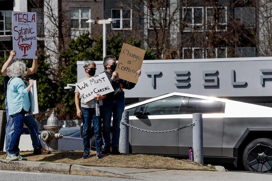Masivas protestas y violentos ataques contra Tesla y Musk