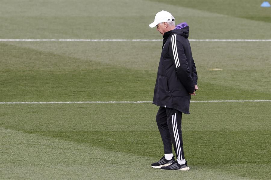 Carlo Ancelotti durante los entrenamientos con el Real Madrid.