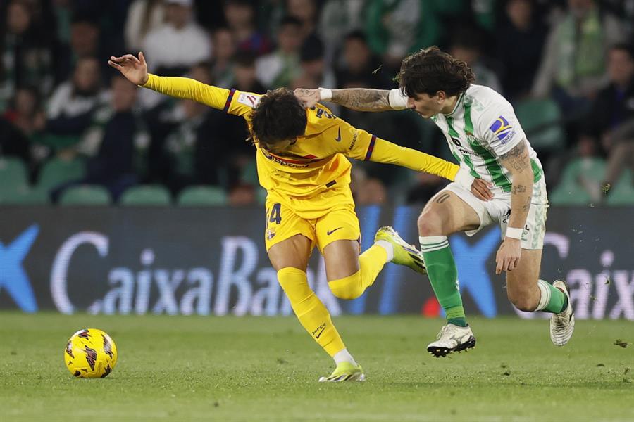 Joao Félix anotó ele tercer para el Barcelona sobre el final del juego.