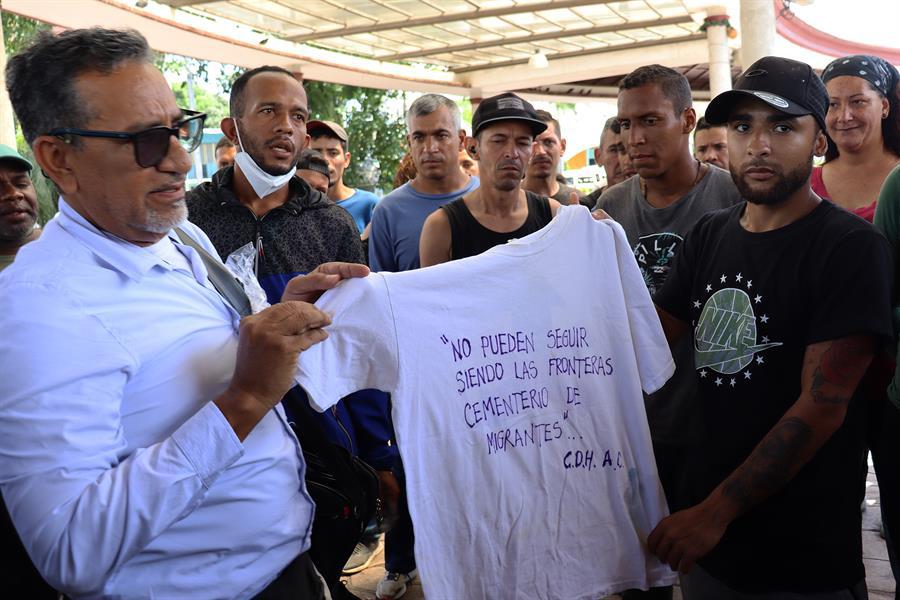 El defensor de derechos de migrantes en el sur de México mostró una camiseta con la leyenda: “no pueden seguir siendo las fronteras cementerio de migrantes”.