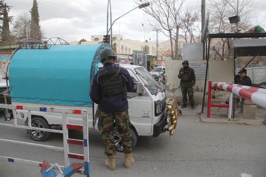 Grupo armado toma más de 180 rehenes tras el secuestro mortal de un tren en Pakistán