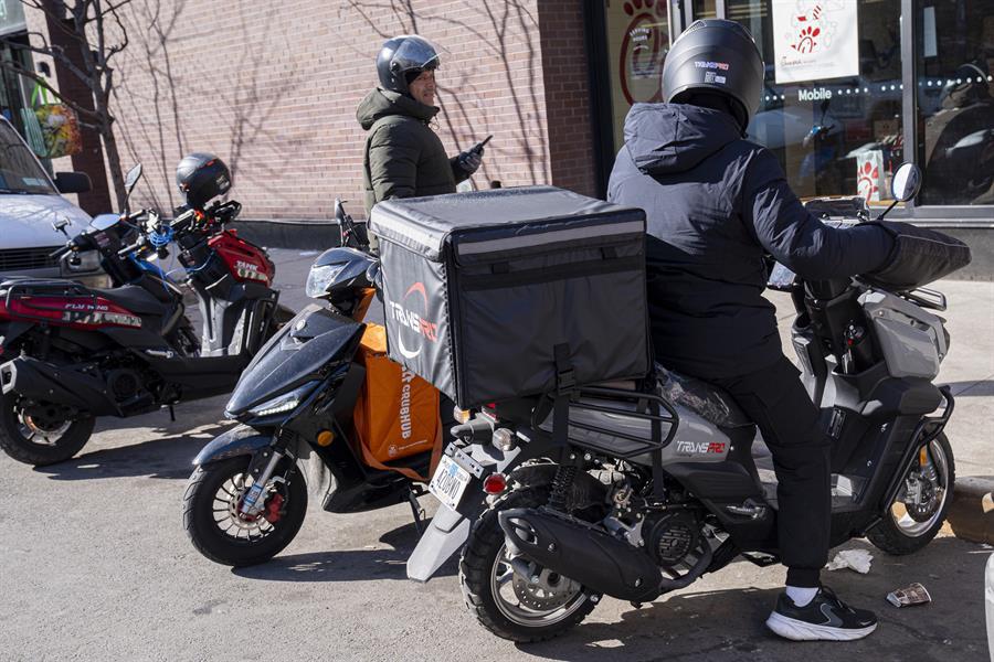 Inmigrantes salen a ganarse la vida pese al miedo a las redadas en Nueva York