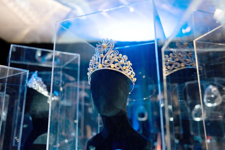 Inauguran exposición con coronas y artículos de colección de Miss Universo