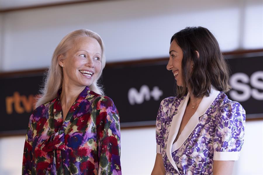 La directora Gia Coppola y la actriz Pamela Anderson posan con motivo de la presentación de su filme ‘The last showgirl’ en la 72.ª edición del Festival de San Sebastian