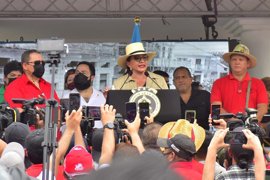 López Obrador será el primer mandatario en funciones que Xiomara Castro recibirá como presidenta de Honduras. Fotografía: EFE