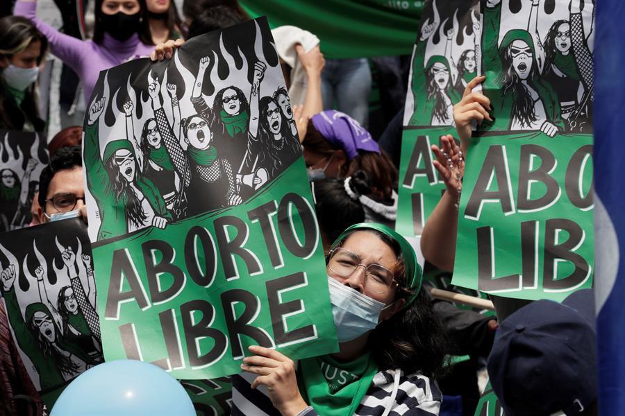 La “ola verde” del aborto arrasa en Latinoámerica mientras retrocede en EEUU