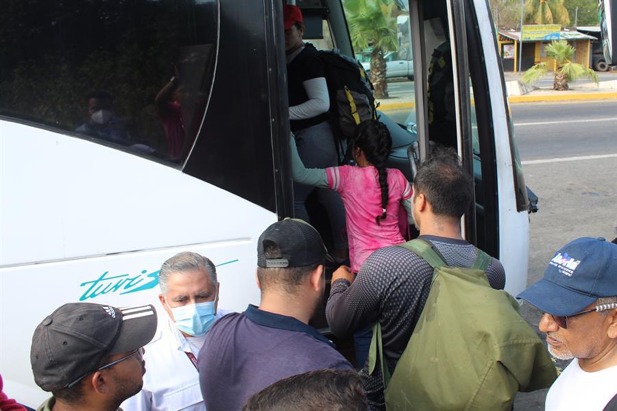 Agentes mexicanos detienen a 330 migrantes y 19 traficantes en una carretera