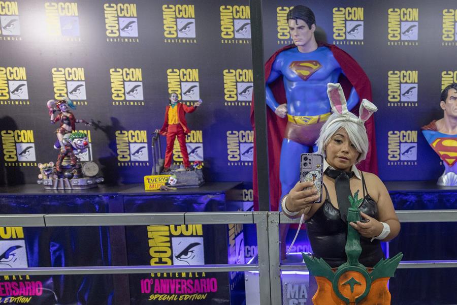 Una persona se toma una foto durante la ‘Comic-Con’ este sábado, en Ciudad de Guatemala (Guatemala).