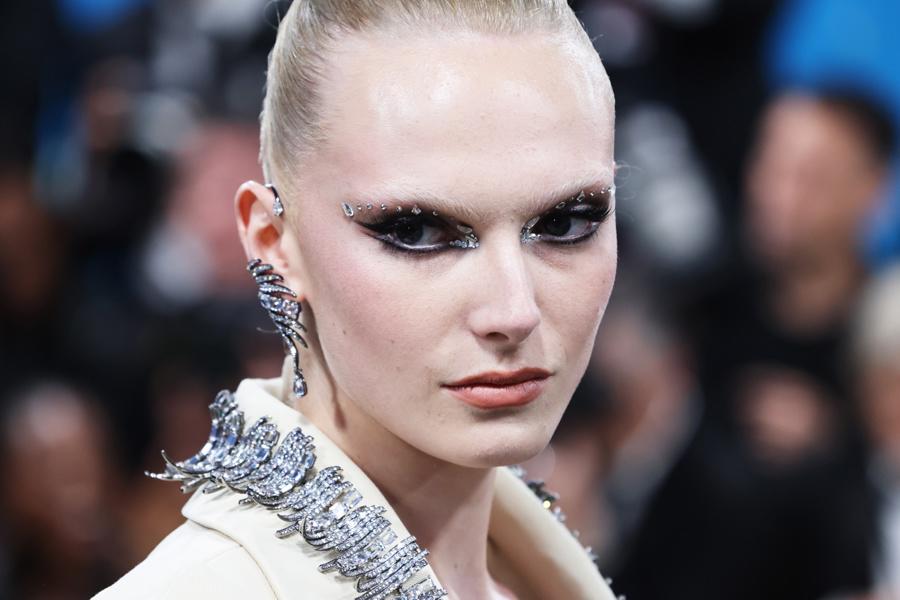 Famosas en la Met Gala 2025: Los mejores peinados y maquillajes
