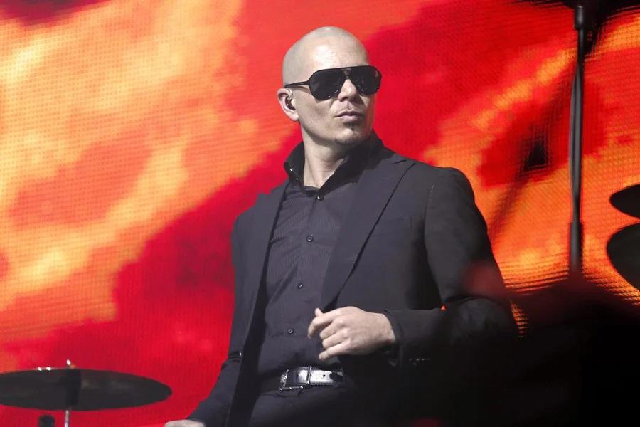 Miles de calvos convierten un concierto de Pitbull en un récord mundial Guinness